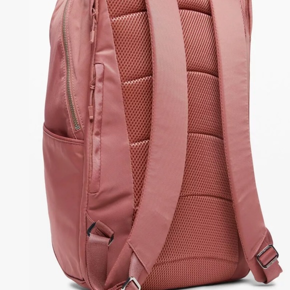 LULULEMON OUT OF RANGE 🎒 20L - Picture 2 of 9